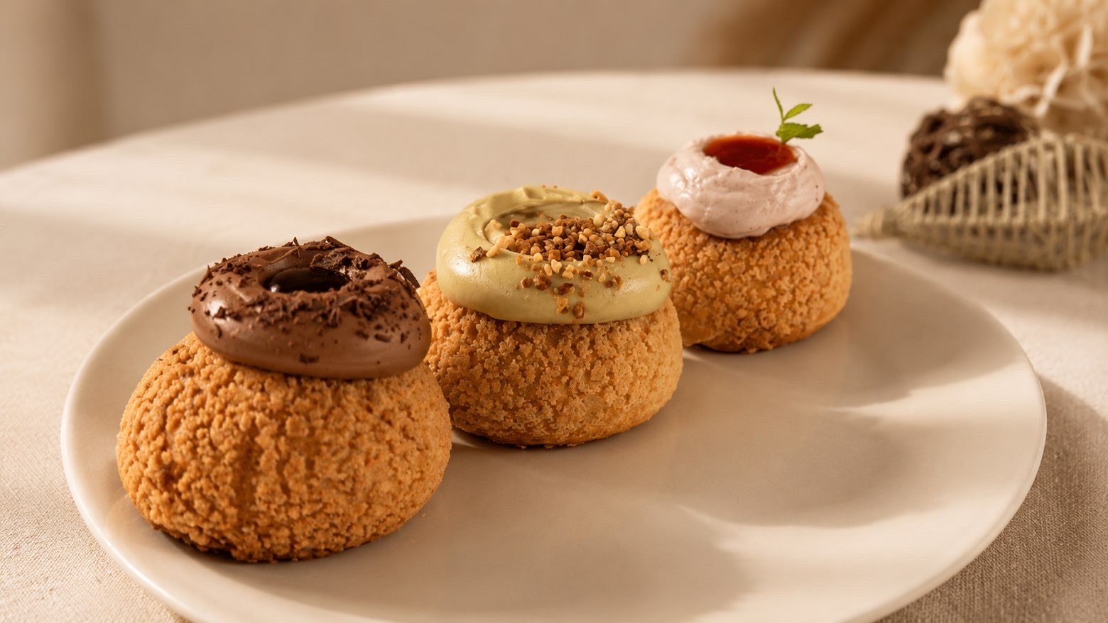 Plateau de canapés raffinés Avenko sur linge crème
